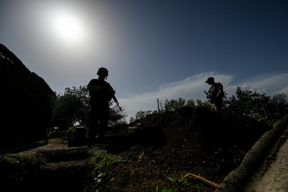 Imagini cutremurătoare: Un grup de soldați ruși așteaptă să cadă o bombă asupra lor, fără a încerca să scape cu viață